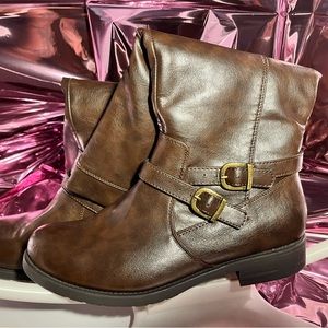 Barely worn boots that are comfortable and stylish